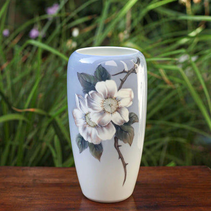 Royal Copenhagen Vase with White Wild Roses - Galleria Fossi 33